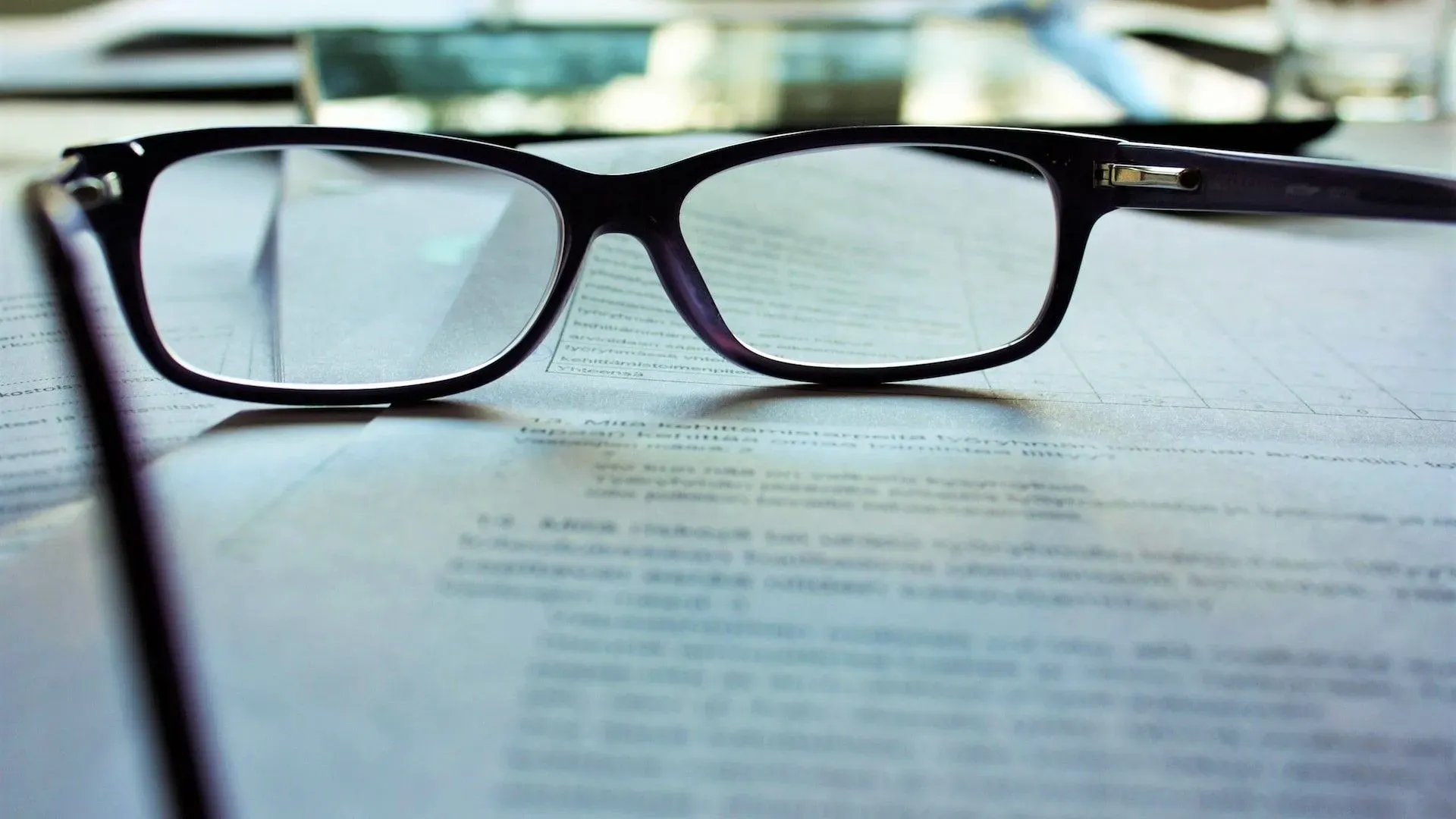 Brille auf Papier.webp
