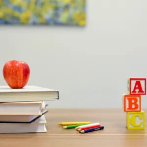 Bücher und Stifte.webp