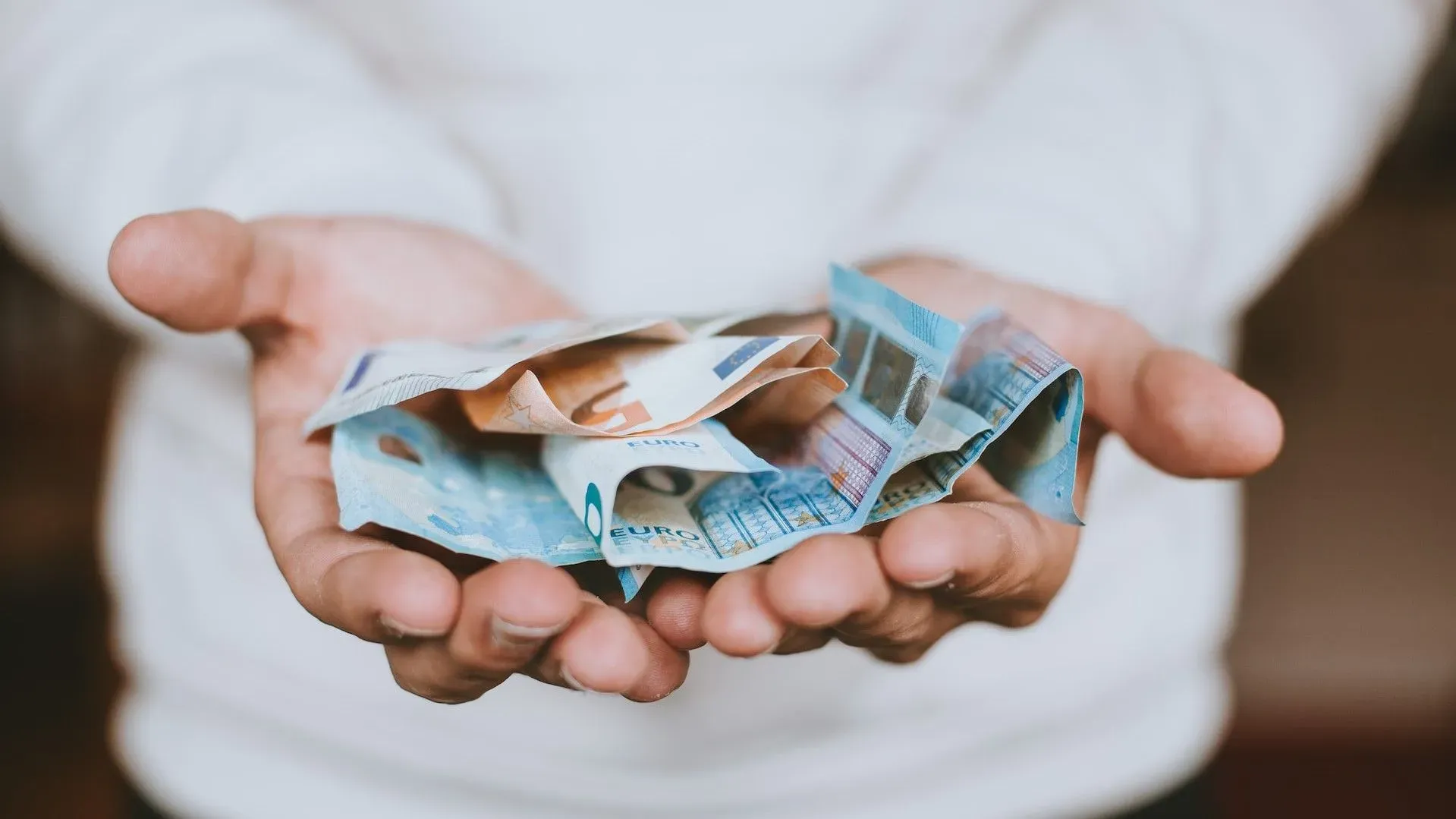 Geld in Händen.webp
