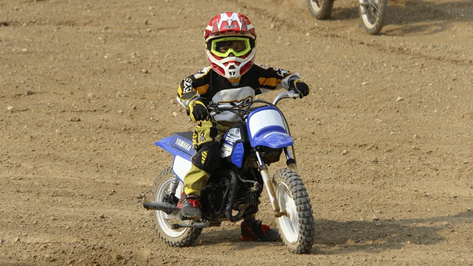 Kind auf Motorrad.webp