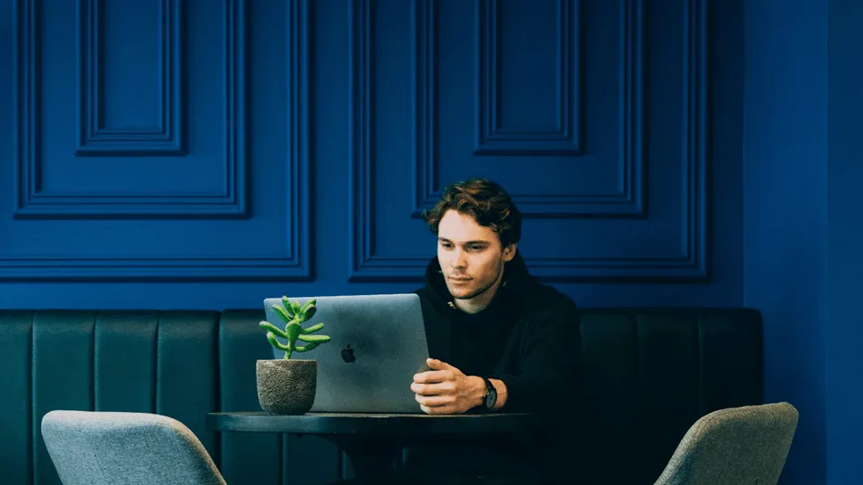 Mann mit Laptop.webp