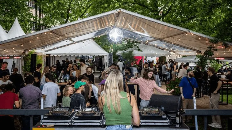 Party im Zelt.webp