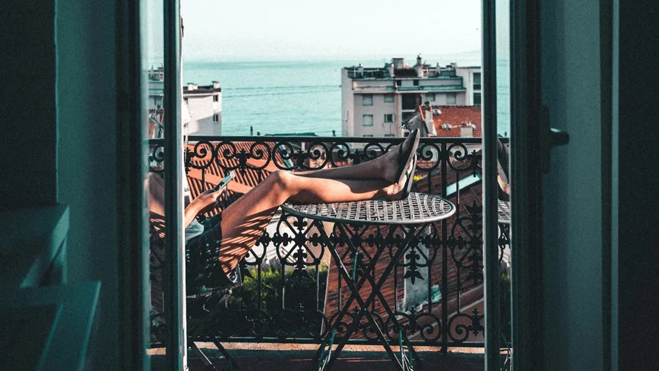 Person auf Balkon.webp