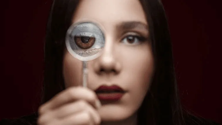 Person mit Lupe vorm Auge.webp