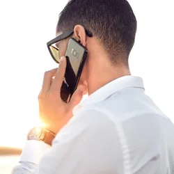 Person telefoniert.webp