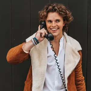 Person telefoniert.webp