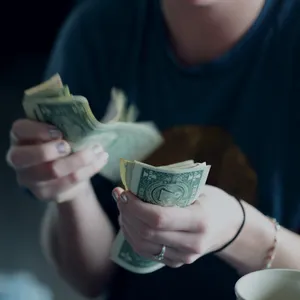 Person zählt Geld.webp