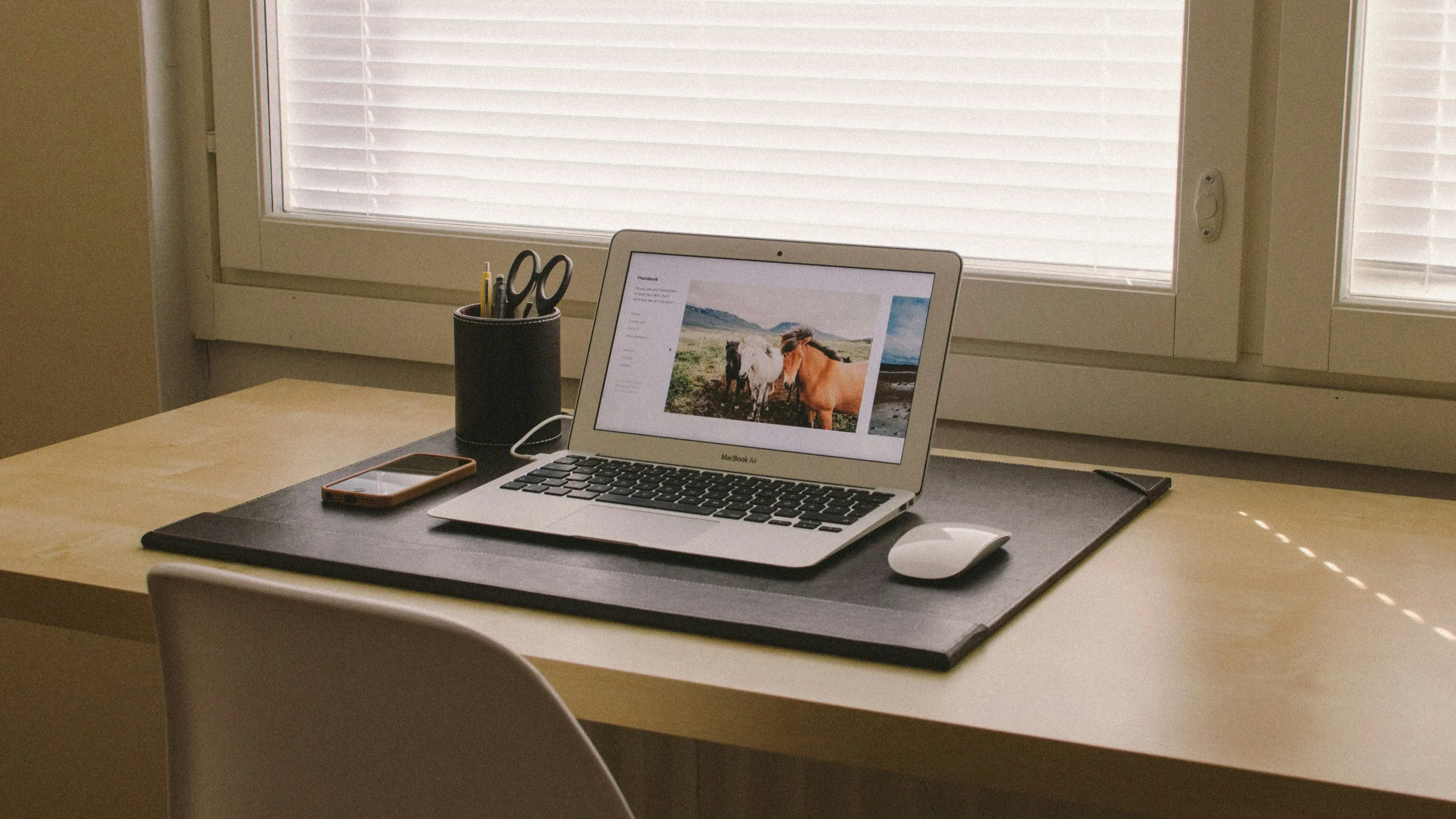 Schreibtisch mit Laptop.webp