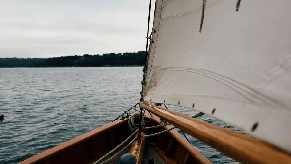 Segelboot auf dem Wasser.webp