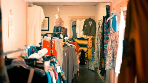 Die Fast-Fashion-Falle: Warum Konsumverzicht im Studium das neue Statussymbol ist